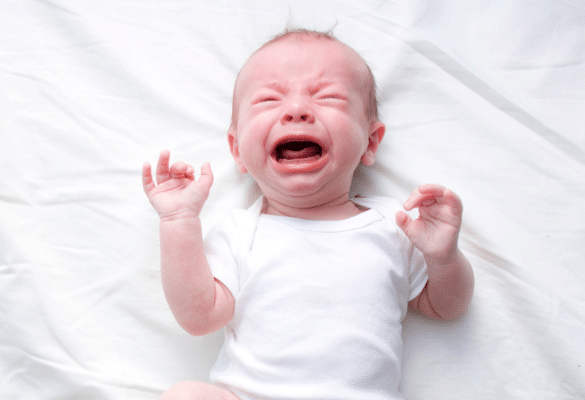 Les mimiques du visage et l’expression faciale donnent des indices pour comprendre les types de pleurs bébé.