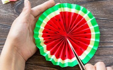 Un éventail fruité DIY à faire avec les enfants pour se rafraîchir en été. Facile, coloré et ludique !