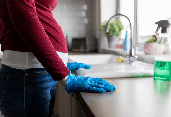 Produits ménagers et grossesse : importance de porter des gants
