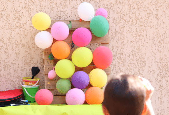 Le jeu des ballons à éclater lors de la kermesse