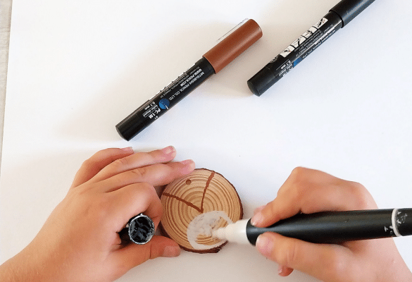 Suspension murale de Noël : dessinez le visage du renne