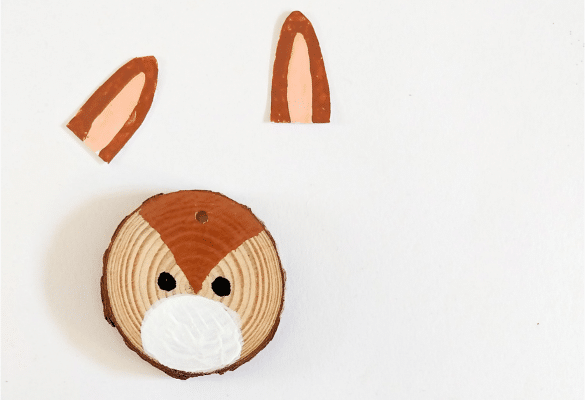 Suspension murale de Noël : ajoutez les détails