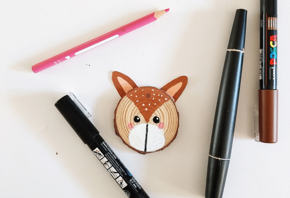 Collez les oreilles et les bois à l’arrière du rondin renne