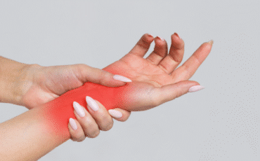 Illustration d’une main avec une zone rouge indiquant l’inflammation du poignet due au syndrome du canal carpien chez la femme enceinte.