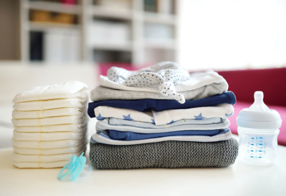 Sac de bébé pour la crèche : vêtements de rechange, doudou, tétine, gigoteuse pour la sieste, couches, biberon, du lait...