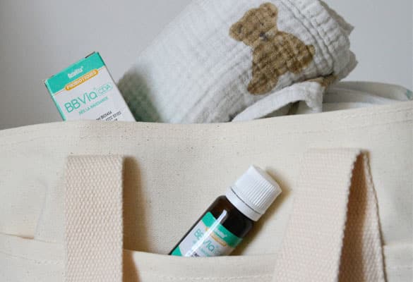 Flacon et boîte du probiotique BBVia® CDA posés sur un fond clair, présenté comme une solution douce et sûre pour les nourrissons.