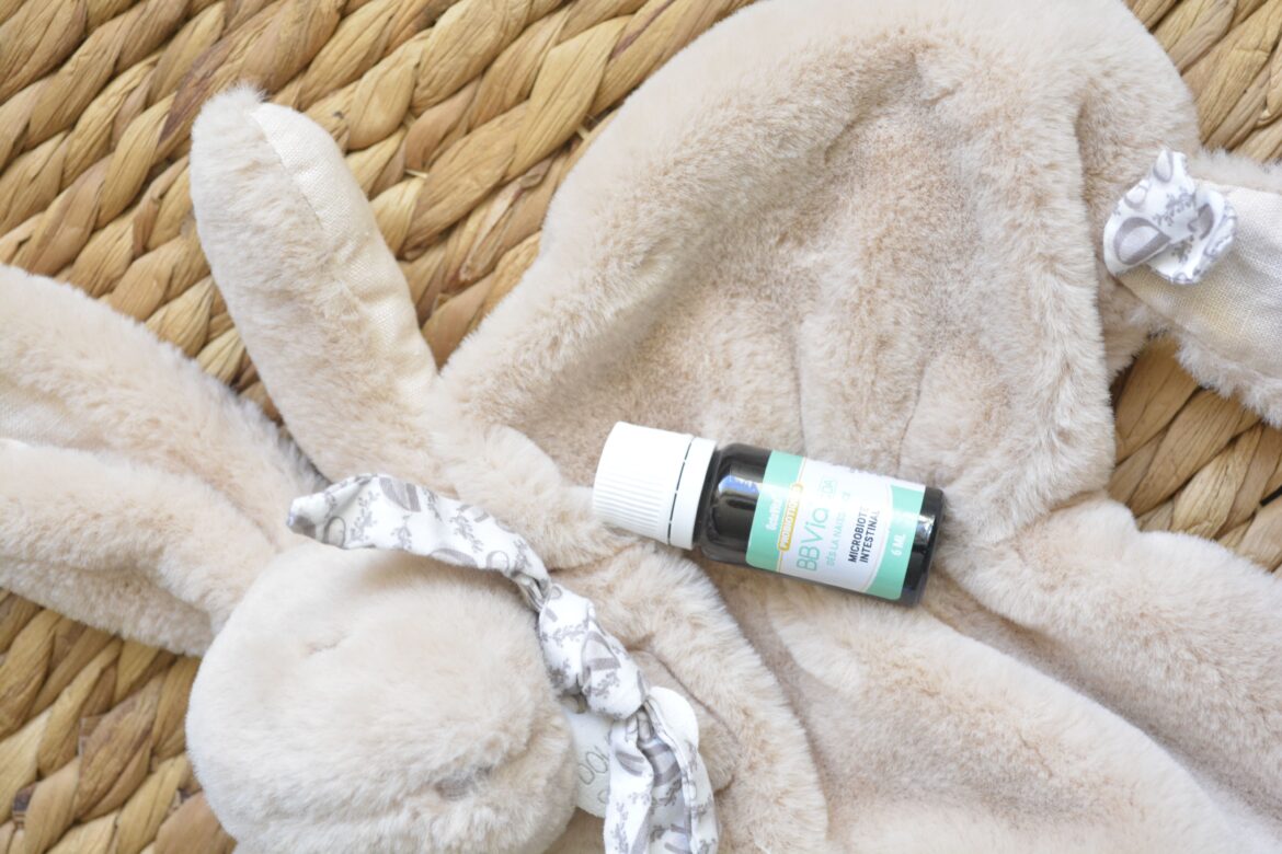 Flacon de BBVia® CDA posé sur un doudou, symbole de douceur et de sécurité pour le bébé.