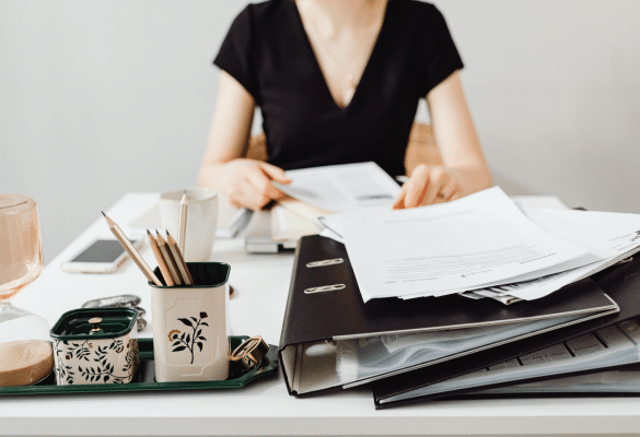 Personne consultant des documents administratifs pour préparer une demande de congé de naissance