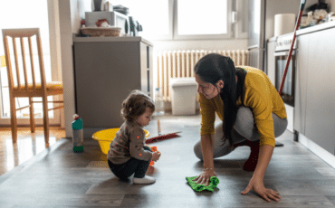 parent et enfant nettoyant le sol dans une maison propre et sécurisée