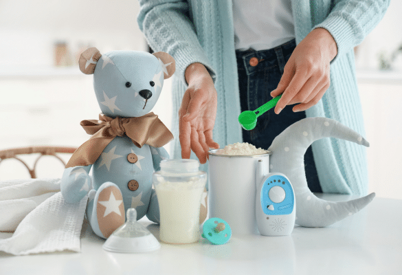 Bébé nourri au biberon de lait infantile