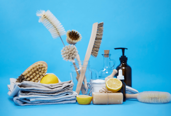 produits ménagers écologiques avec flacon spray et ingrédients naturels
