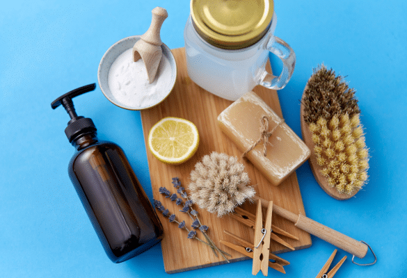 ingrédients naturels pour produits ménagers avec citron vinaigre et brosses