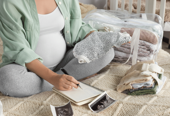 préparation de la valise de maternité avec vêtements et accessoires pour bébé