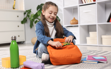 enfant qui prépare ses affaires pour développer son autonomie