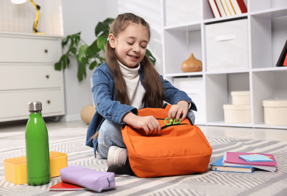 enfant qui prépare ses affaires pour développer son autonomie