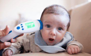 bébé malade avec thermomètre numérique pour vérifier la température