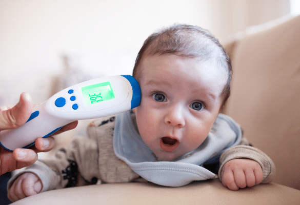 bébé malade avec thermomètre numérique pour vérifier la température