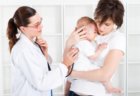bébé en consultation avec un médecin et son parent