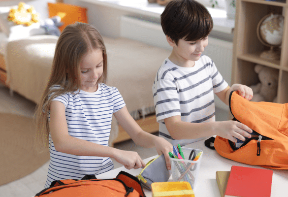 enfants qui organisent leurs affaires pour développer leur autonomie
