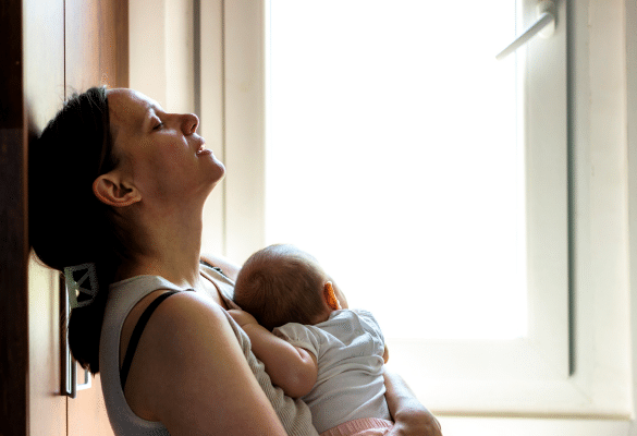 maman fatiguée avec bébé post partum fatigue