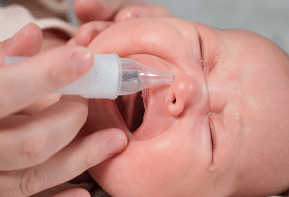 lavage de nez bébé avec sérum physiologique pour nez bouché