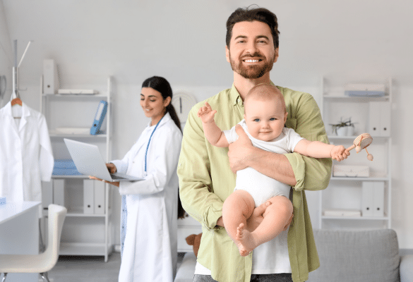 parent tenant son bébé dans un environnement médical rassurant