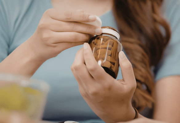 femme prenant un complement alimentaire grossesse