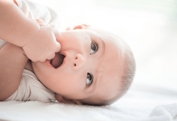 bebe mordille doigt poussee dentaire gencive bebe