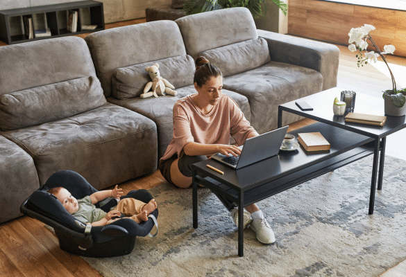 parent en congé parental travaillant à domicile avec bébé à côté