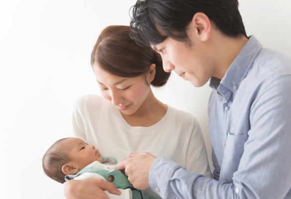 parents avec leur bébé pendant un congé après la naissance