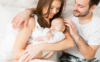 parents avec leur bébé après la naissance à la maison