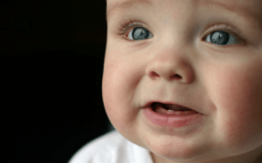 point blanc gencive bébé sourire dents de lait apparition