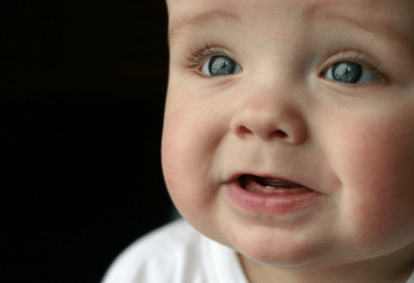 point blanc gencive bébé sourire dents de lait apparition
