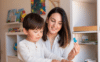 Parent accompagnant son enfant dans une activité du quotidien pour développer son autonomie