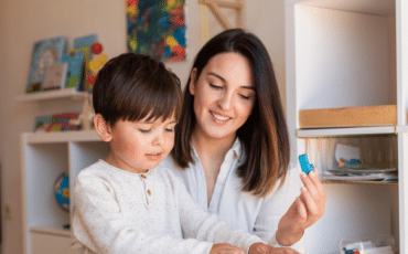 Parent accompagnant son enfant dans une activité du quotidien pour développer son autonomie
