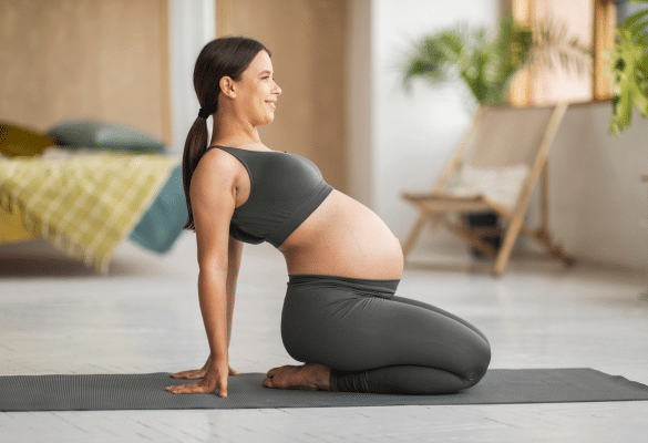 Femme enceinte réalisant une séance de yoga prénatal.