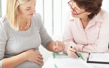 Femme enceinte échangeant avec une conseillère au sujet de sa déclaration de grossesse