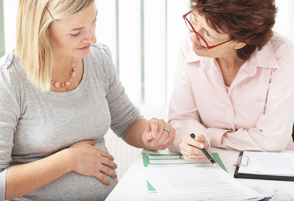 Femme enceinte échangeant avec une conseillère au sujet de sa déclaration de grossesse