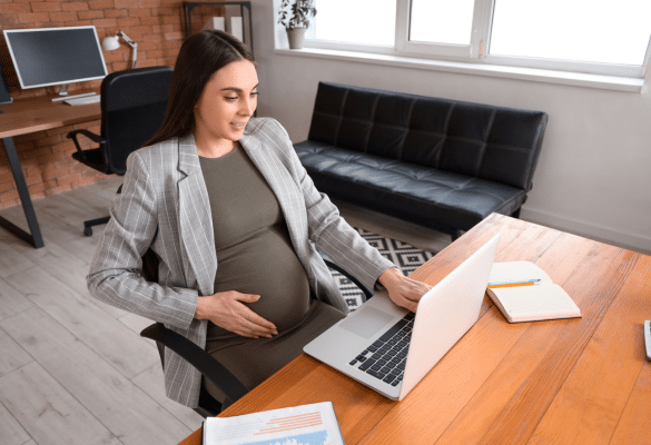 Femme enceinte effectuant une démarche administrative en ligne pendant sa grossesse