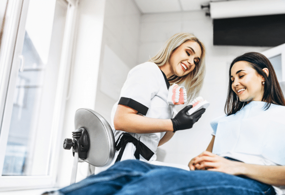 Dentiste examinant une femme enceinte pour une dent de sagesse