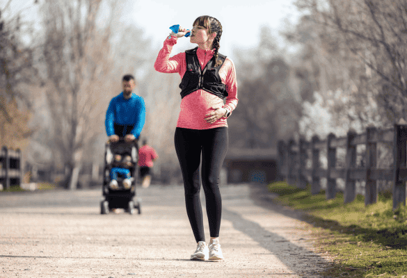 Femme enceinte marchant d'un bon pas pendant sa grossesse