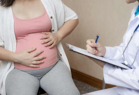 Femme enceinte lors d'une consultation médicale pour la déclaration de grossesse