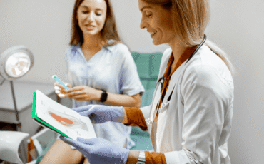 Femme en consultation avec un professionnel de santé pour comprendre le passage du SOPK au SMOP.
