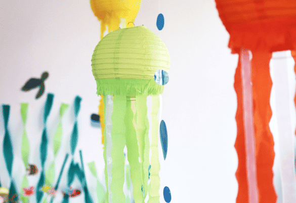 Fête sous la mer déco DIY : méduses flottantes
