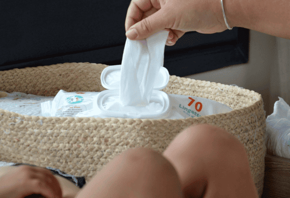 Lingette bébé sortie de son paquet au moment du change
