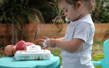 Enfant avec un paquet de lingettes bébé Marmailles Plus