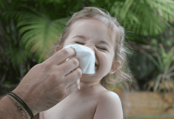 La peau délicate des tout-petits doit être nettoyée avec des gestes doux, sans frotter.