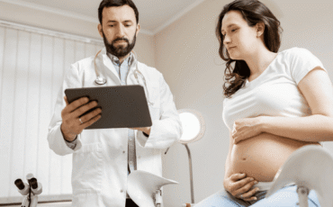 Femme enceinte en consultation médicale pour le suivi du papillomavirus pendant la grossesse