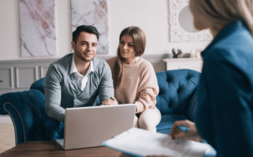 Jeunes et futurs parents : pourquoi et comment comparer un contrat d'assurance vie avant d'engager l'avenir de sa famille ?